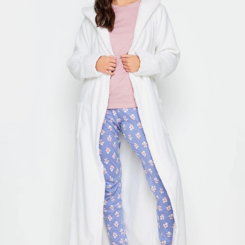 Cozy White Hooded Robe - Picture 3 of 5
